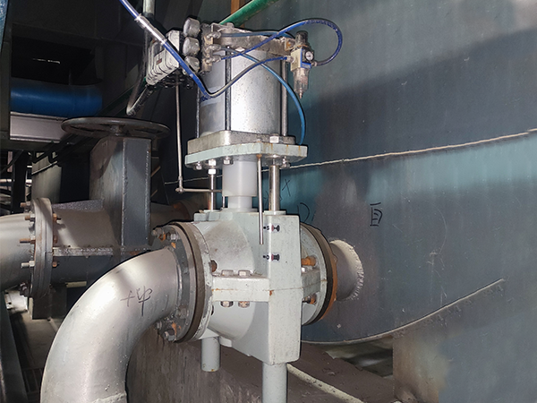 Pinch valve for flotation conditions